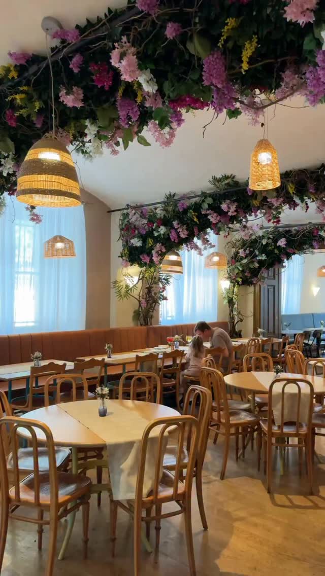 A je to tady zase! 🤩 V Praze, Brně, Plzni a Ostravě probíhá do 18. 11. Restaurant Week. To znamená, že ve vybraných restauracích si můžete dát tříchodové menu za zvýhodněnou cenu 490 Kč/790 Kč+ 49/79 Kč rezervační poplatek a koktejl nebo mokteil zdarma. 

Tentokrát jsme přijali pozvání v Praze do restaurace @turquoise_prague 

Ochutnali jsme obě nabízená menu a moc nám chutnalo. Navíc milý personál, super lokalita v centru, zahrádka a nádherný interiér! Rádi se sem vrátíme i mimo festival.🩵

Minulých ročnících jsme navštívili např. @karlinska_holka, @rimska.pivovar, @botelristorantematylda a @v_zahrade

A co vy – už máte rezervaci?😊

Veškeré informace najdete na webu Restaurant-Week.cz

#spoluprace @restaurantweek_cz

#MartiniFieroTonic #Kinley #FromFoodiesForFoodies #RestaurantWeekCesko