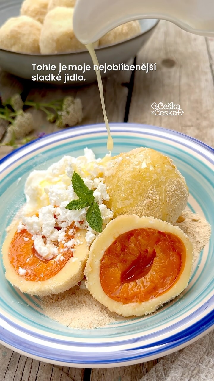 Ovocné tvarohové knedlíky dělám každé léto pořád dokola už více než 10 let. 😍
.
Jestli hledáte jednoduchý a rychlý recept na tvarohové knedlíky, tenhle si určitě uložte.👇

Na cca 15 jahodových nebo 7 meruňkových knedlíků budete potřebovat:

250 g měkkého tvarohu 1 vejce špetku soli cca 200 g hrubé mouky (přidávejte postupně podle konzistence těsta) ovoce podle chuti

Na podávání:
rozpuštěné máslo moučkový cukr měkký nebo tvrdý tvaroh, případně zakysanou smetanu

Postup:
	1.	Smíchejte tvaroh, vejce a sůl. Postupně zapracujte mouku a těsto nechte několik minut odpočinout.
	2.	Z těsta vytvořte váleček, nakrájejte ho na stejně velké dílky a do každého zabalte ovoce.
	3.	Knedlíky vařte ve vroucí vodě přibližně 5 minut, dokud nevyplavou na hladinu.
	4.	Podávejte s rozpuštěným máslem, moučkovým cukrem a tvarohem nebo zakysanou smetanou.

📌 Uložte si recept, ať ho máte po ruce celé léto, a sledujte mě pro další jednoduché recepty @ceskazceska ♥️

#recepty #jednoducherecepty #rychlerecepty #tvarohoveknedliky #ovocneknedliky