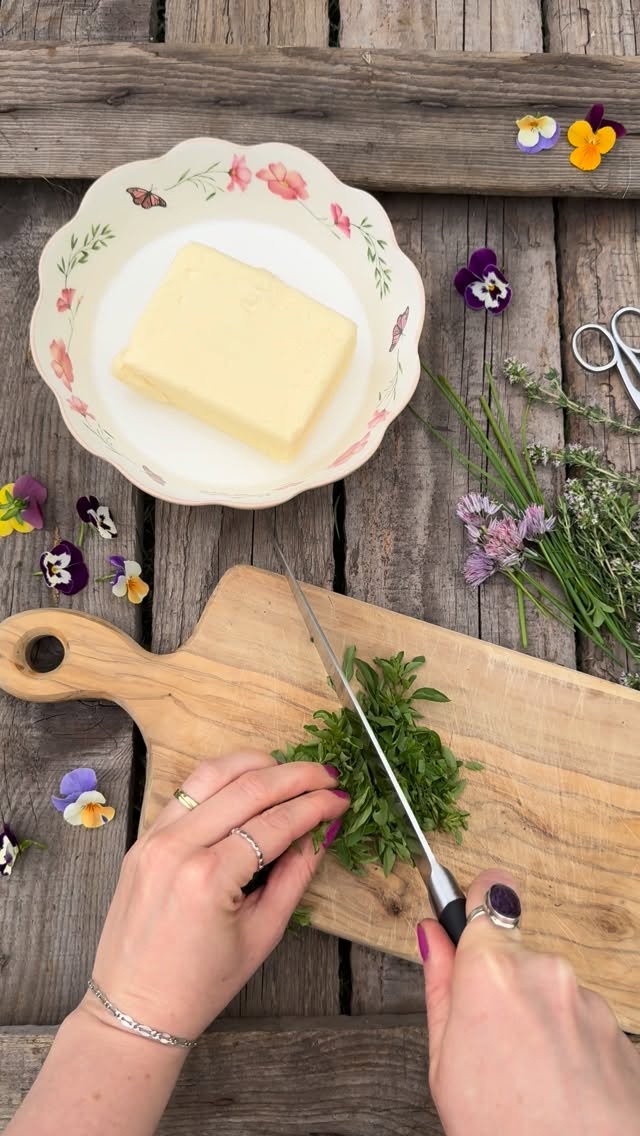 Bylinkové máslo s jedlými květy 🌱🪴

Naprosto jednoduchý a skvělý recept, který promění obyčejný chleba, brambory nebo grilovanou zeleninu v letní dobrotu ☀️

Stačí vám:
1 kostka másla
špetka soli
čerstvé bylinky – pažitka, petržel, tymián, oregano apod. 
jedlé květy – sedmikrásky, pažitkové květy, měsíček, violky, lichořeřišnice nebo pampelišky 🌼

Máslo nechte povolit, vše nasekejte, promíchejte a hotovo.👍 

Máte rádi jednoduché a rychlé recepty z lokálních surovin? Sledujte @ceskazceska pro více inspirace ♥️🙌

#bylinky #bylinkovemaslo #lokalnirecepty #jedlekvety #recepty