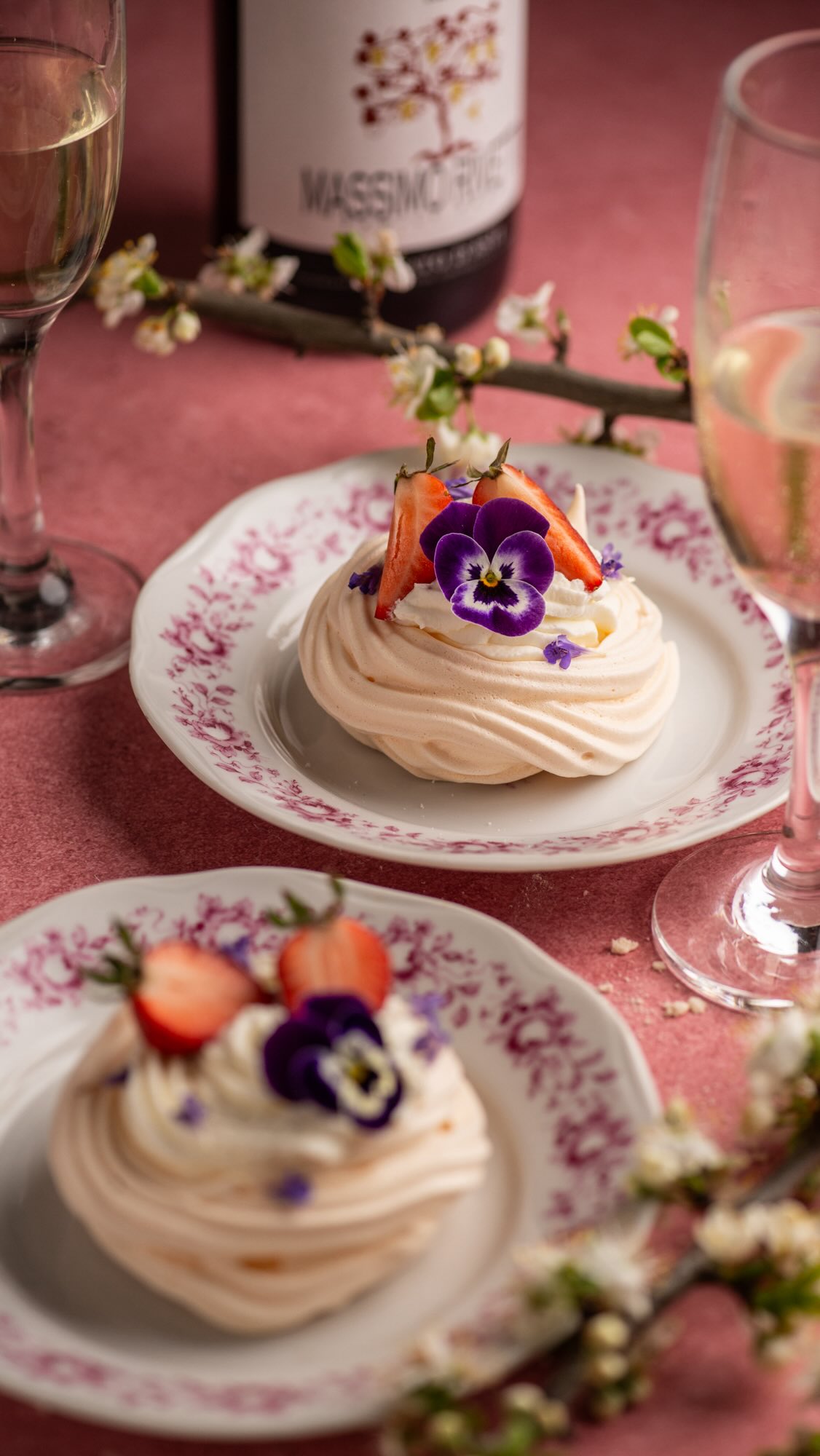 Co udělá na Prvního máje větší radost než pusa pod rozkvetlým stromem? 🌸 

Možná tyhle mini pavlovy alias pusinky💋😁

Lehký dezert, který vypadá slavnostně, ale zvládnete ho úplně v klidu doma.

A jestli si ho chcete vychutnat ještě o kousek víc, zkuste k němu něco stejně jemného – sladké, lehce perlivé Moscato d’Asti 🍇 Z rodinného bio vinařství Massimo Rivetti v Piemontu, kde dávají důraz na udržitelnost a ruční práci.

Na večer pak klidně přidejte sklenku červeného… třeba Barbera Senza Segreti 🍷Zaujme nejen chutí, ale i tím, že se po dopití sklenička krásně třpytí.

👉 Na e-shopu @nebbio_vino najdete velký výběr bio vín z Piemontu
👉 s kódem CESKA10 máte 10 % slevu na celý sortiment

Uložte si recept na později ♥️

💋🌸RECEPT NA PUSINKY S KRÉMEM (cca 12 ks)

Na pusinky:
150 g bílků (cca 5 vajec)
220 g krystalového cukru
1 PL kukuřičného škrobu
1 KL vinného octa

Postup:
1. Bílky šlehejte a postupně přisypávejte cukr, dokud nevznikne pevný lesklý sníh.
2. Nakonec zašlehejte škrob a ocet.
3. Na pečicí papír vytvořte vyšší pusinky s důlkem uprostřed.
4. Troubu rozehřejte na 150 °C, po vložení stáhněte na 100 °C a sušte cca 75 min.
5. Nechte doschnout v troubě do vychladnutí.

Na krém:
2× smetana ke šlehání (33 %)
1 ztužovač šlehačky
ovoce + jedlé květy

1. Smetanu vyšlehejte (ztužovač přidejte až při lehkém našlehání).
2. Na pusinky naneste krém a ozdobte. 🌸

#prvnimaj #minipavlova #pusinky #rychlerecepty *spoluprace