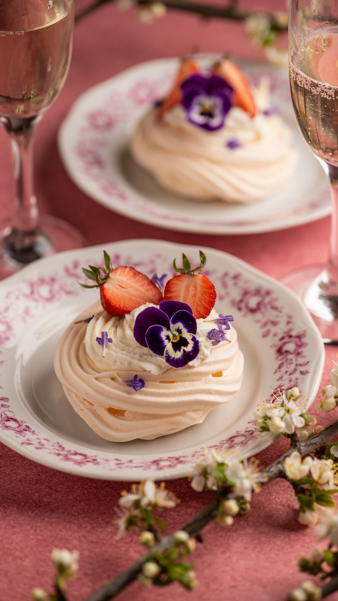 Recept na Pusinky (Mini Pavlovy) 🌸💋💋💋

Uložte si ho a sledujte mě pro další inspiraci @ceskazceska ❤️

Ingredience na pusinky:
150 g bílků (cca 5 vajec)
220 g krystalového cukru
1 PL kukuřičného škrobu
1 KL vinného octa

Postup:
1. Bílky šlehejte a postupně přisypávejte cukr, dokud nevznikne pevný lesklý sníh.
2. Nakonec zašlehejte škrob a ocet.
3. Na pečicí papír vytvořte vyšší pusinky s důlkem uprostřed.
4. Troubu rozehřejte na 150 °C, po vložení stáhněte na 100 °C a sušte cca 75 min.
5. Nechte doschnout v troubě do vychladnutí.

Na krém:
2× smetana ke šlehání (33 %)
1 ztužovač šlehačky
ovoce + jedlé květy

Postup:
1. Smetanu vyšlehejte (ztužovač přidejte až při lehkém našlehání).
2. Na pusinky naneste krém a ozdobte. 🌸

TIP: K tomuhle receptu se hodí sladké, lehce perlivé Moscato d’Asti 🍇Z rodinného bio vinařství Massimo Rivetti v Piemontu, kde dávají důraz na udržitelnost a ruční práci.

👉 Na e-shopu @nebbio_vino najdete velký výběr bio vín
👉 s kódem CESKA10 máte 10 % slevu

*Spoluprace #prvnimaj #minipavlova #pusinky #recepty #rychlerecepty