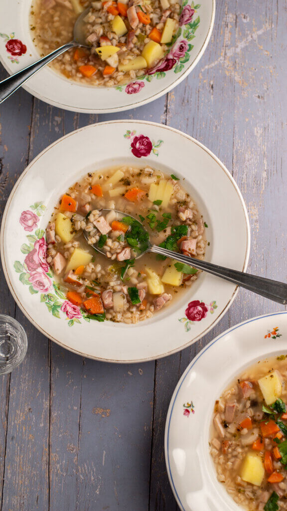 Masopustní polévka s kroupami servírovaná na krásném talíři s růžovými květy