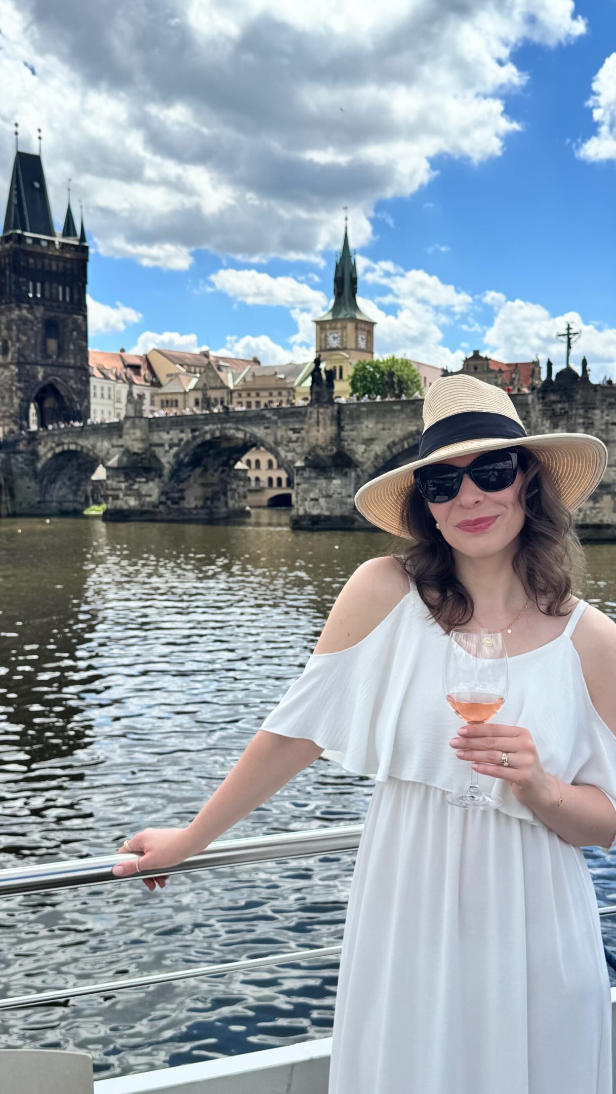 S kódem „ceskazceska5“ získáte 5 % slevu na zážitek podle vašeho výběru. Koukněte na web firmanazazitky.cz 🤩 @firmanazazitky 

My jsme vybrali plavbu po Vltavě s obědem.

Během plavby nás čekalo:
🥂 welcome drink
🚢 dvouhodinová plavba po Vltavě
🍽️ oběd formou rautu
🎶 živá hudba přímo na palubě
📖 tištěný a online průvodce

Jaký zážitek si vyberete vy? 🤩

*Spolupráce #firmanazazitky #kamvprazenajidlo #praha #pragueboats #kamvpraze