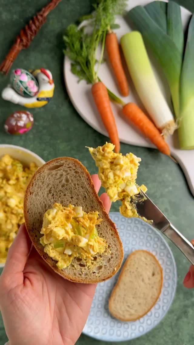 Vsadím se, že tuhle vajíčkovou pomazánku si zamilujete 🥚🥰Díky restované zelenině má mnohem lepší chuť než se syrovou.

Uložte si recept na později a dejte mi vědět, jak vám chutnala 👇

🥕 Vajíčková pomazánka s pórkem a mrkví

Ingredience:
150 g mrkve
150 g pórku
máslo na orestování 
4–5 vajec natvrdo
500 g tučného tvarohu nebo žervé
1–2 lžičky plnotučné hořčice
sůl
pepř

Postup:
1. Pórek nakrájejte a mrkev nastrouhejte najemno.
2. Na másle krátce orestujte, dokud zelenina nezměkne. Nechte vychladnout (stačí částečně)
3. Vejce nasekejte nadrobno a přidejte k zelenině.
4. Smíchejte s tvarohem nebo žervé, přidejte hořčici, sůl a pepř. 

Chcete další jednoduché a skvělé recepty? 
Sledujte můj profil @ceskazceska ♥️🙌

#recepty #rychlerecepty #vejce #videorecepty #velikonoce