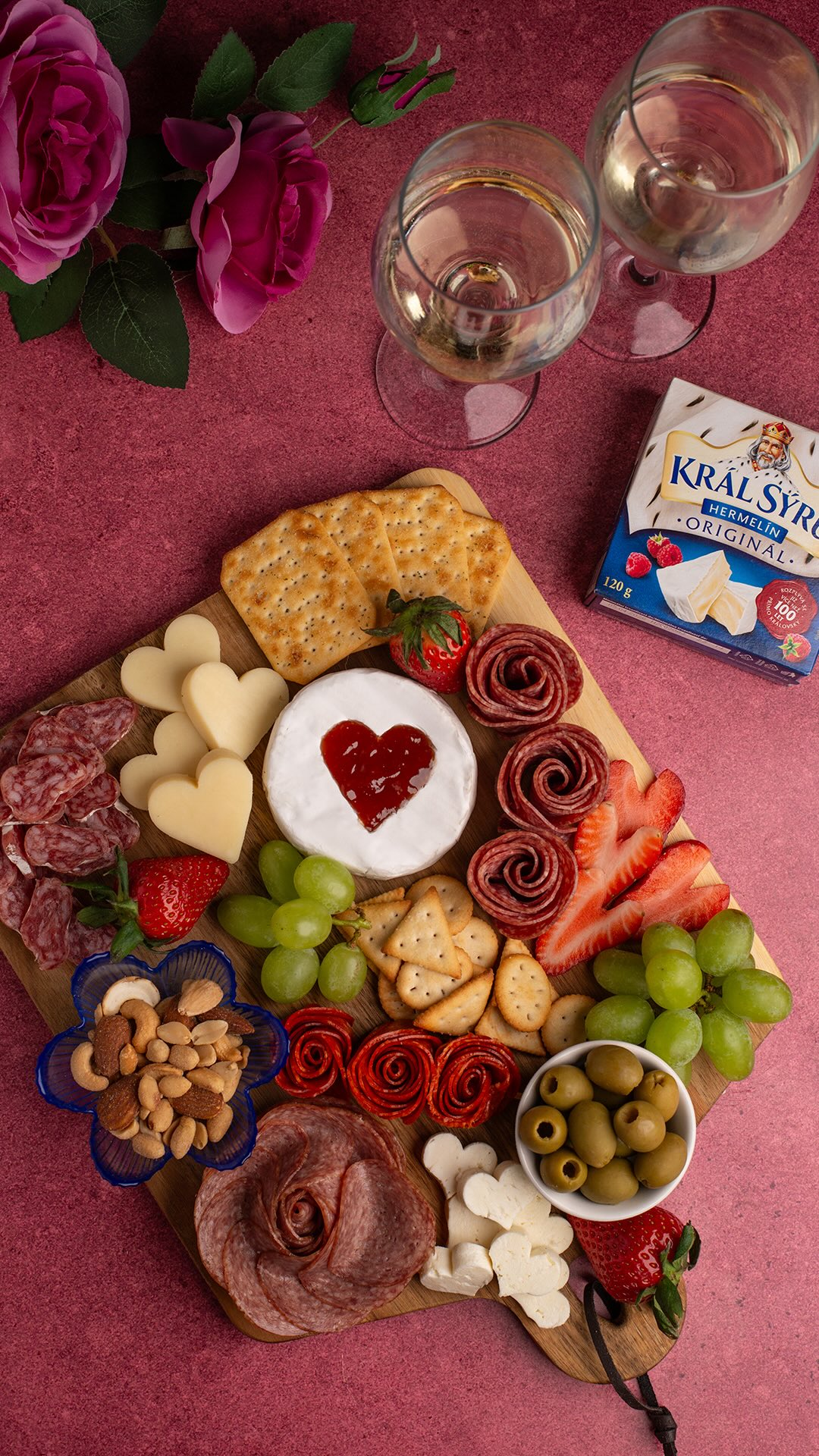 Inspirace servírování sýrovo-uzeninového prkénka 🥂

Ve spolupráci se @svet_syru & @kral_syru_hermelin jsem vytvořila inspiraci na netradiční prkénko, které si zamilujete nejen na První máj, svátek lásky. 🥰🌸

Přesný postup krok za krokem najdete na webu (odkaz v biu).

Video si uložte, ať se k němu můžete vrátit, a sledujte mě pro další inspiraci a recepty 👉 @ceskazceska ♥️

#rychlerecepty #recepty #tvorbaobsahu #recept #prvnimaj