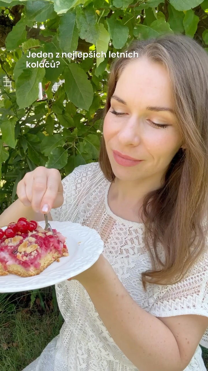 Rybízový koláč s pudinkem😍

je jednoznačně jeden z nejoblíbenějších letních receptů na mém webu ceskazceska.cz. A protože na něj dostávám tolik chvály, recept dám i sem. 🫶

Recept si uložte a sledujte mě pro další skvělé a jednoduché recepty ➡️ @ceskazceska ♥️

Ingredience na velký plech (ve videu 36x24 cm)

300 g změklého másla
250 g cukru
1 sáček vanilkového cukru (nebo 1 lžička domácího)
špetka soli
300 g hladké mouky
3 vejce
1 balíček kypřicího prášku

Pudink:
1 sáček vanilkového pudinku
500 ml plnotučného mléka
50 g cukru do pudinku

Na hotový pudink:
400 g červeného rybízu (můžete namíchat s černým rybízem nebo jiným ovocem)

Drobenka:
150 g nasekaných mandlových lupínků
100 g moučkového cukru
100 g másla + 70 g polohrubé mouky
1/2 lžičky mleté skořice
Postup

1. Nejprve si připravím drobenku tak, že všechny přísahy prohnětu prsty do hrudek.
2. Pak se vrhám na těsto. Vyšlehám změklé máslo s oběma cukry a solí, postupně zašlehám každé vejce a mouku s kypřicím práškem. Těsto vyliji na vymazaný plech.
3. Pudink uvařím podle návodu, horký ho vyliji na těsto a rovnoměrně rozetřu. Posypu rybízem a drobenkou. Peču asi 45 min v rozehřáté troubě na 180 stupňů.

#kolac #leto #recept #recepty #videorecepty