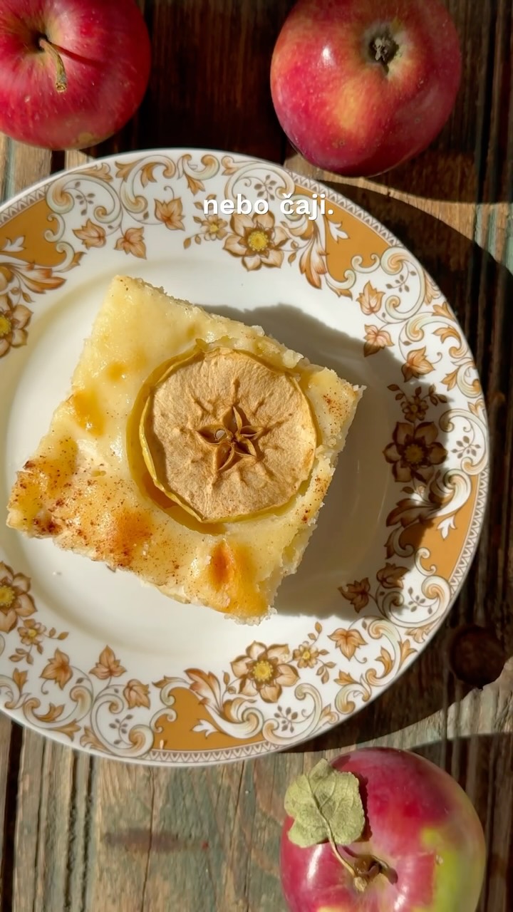 TVAROHOVÁ BUCHTA S JABLKY🍎🍏

250 g měkkého tučného tvarohu
100 g másla
150 g moučkového cukru
1 prášek do pečiva
3 vejce od spokojených slepic (vejce označená 0 nebo 1)
250 g polohrubé mouky
4 velká jablka
skořice podle chuti

1. V míse utřu tvaroh s moučkovým cukrem, změklým máslem a vejci.
2. Vmíchám mouku, prášek do pečiva a skořici.
3. Přidám oloupaná a na kostičky nakrájená jablka.
4. Těsto vliji do vymazané a vysypané formy, vložím do trouby a peču na 170 °C asi 30 min.

Recept si určitě uložte a sledujte @ceskazceska pro víc jednoduchých a sezónních dobrot!♥️

#recept #recepty #rychlyrecept #podzimni #podzim