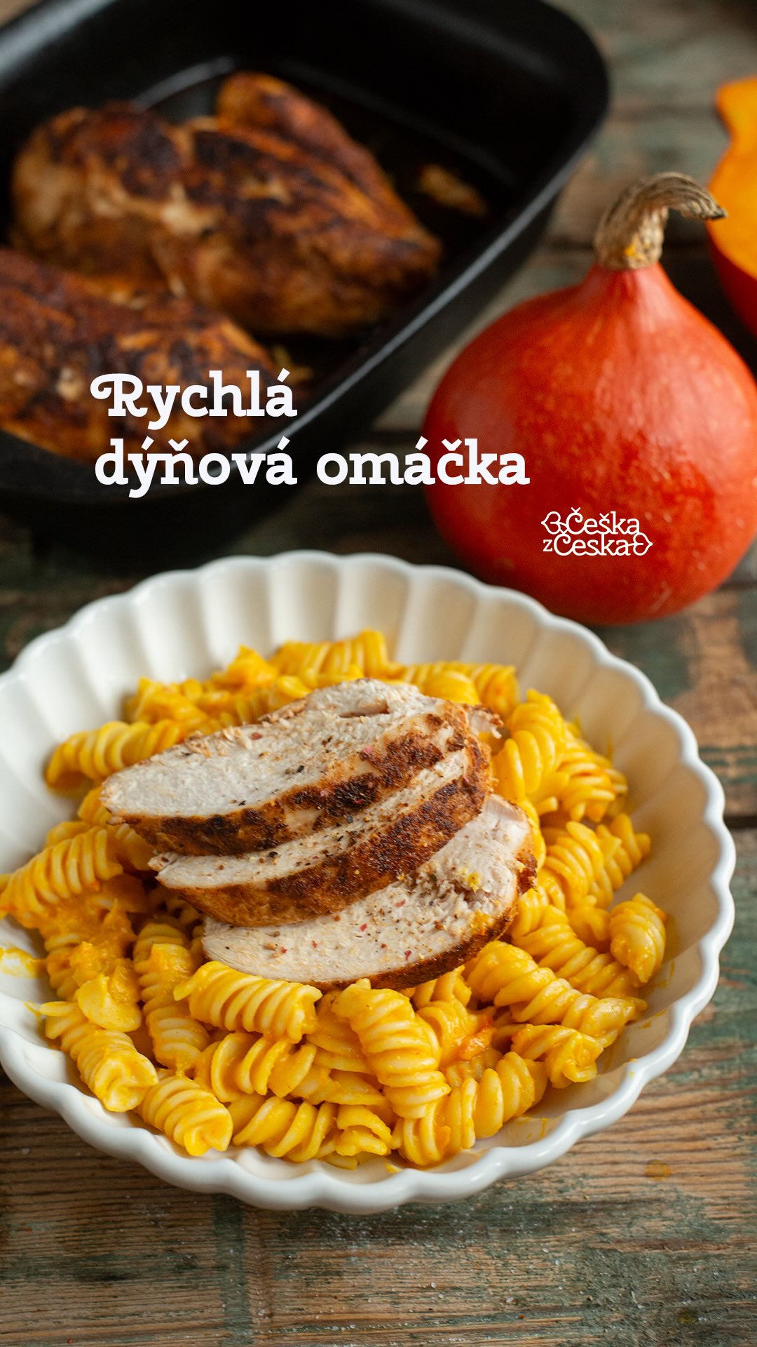 Krémová dýňová omáčka se šťavnatým kuřecím prsíčkem a těstovinami 🎃🍂

Jednoduchý podzimní recept na krémovou dýňovou omáčku. Výborný oběd pro celou rodinu, který si oblíbí i děti.☺️🙌

Ingredience

Na dýňovou omáčku:

½ středně velké dýně Hokkaido (nemusí se loupat)
1 cibule
3–5 stroužků česneku
1 lžíce másla
500 ml vody nebo zeleninového vývaru
150 ml smetany ke šlehání
Sůl a čerstvě mletý pepř

Na kuřecí maso:

2 kuřecí prsa
1–2 lžíce oleje
Sůl
Mletý kmín
Sladká mletá paprika
Kousek másla
Trocha vody na podlití

K podávání:
Těstoviny 

Postup

1. Nejdříve si připravím kuřecí maso. Kuřecí prsa ze všech stran důkladně osolím, posypu mletým kmínem a sladkou paprikou. Na pánvi rozehřeju olej a maso na něm zprudka opeču ze všech stran dozlatova.
2. Opečená kuřecí prsa přendám do zapékací misky, na každé položím malý plátek másla a lehce podliju vodou. Vložím do trouby předehřáté na 180 °C a peču přibližně 15–20 minut podle velikosti masa. Během pečení maso přeliju výpekem. Hotové maso nechám ještě 5 minut odpočinout, aby zůstalo krásně šťavnaté.
3. Mezitím si připravím dýňovou omáčku. Dýni omyju, rozkrojím, vydlabu semínka a nakrájím na menší kostky.
4. V hrnci rozehřeju máslo a orestuju na něm nadrobno nakrájenou cibuli dosklovata. Přidám nasekaný česnek a krátce orestuju, aby se rozvoněl.
5. Přisypu nakrájenou dýni, několik minut společně restuju a zaliju vodou nebo zeleninovým vývarem. Osolím, opepřím a vařím přibližně 15–20 minut, dokud dýně nezměkne.
6. Změklou dýni rozmixuju ponorným mixérem do hladké krémové omáčky. Přiliju smetanu, promíchám a nechám ještě 2–3 minuty na mírném ohni provařit. Podle chuti dosolím a opepřím. Pokud je omáčka příliš hustá, přidám trochu vody nebo vývaru.
7. Mezitím si v osolené vodě uvařím těstoviny podle návodu na obalu. Scedím je a promíchám s připravenou dýňovou omáčkou.
8. Upečená kuřecí prsa nakrájím na plátky a podávám na těstovinách s krémovou dýňovou omáčkou. Nakone
