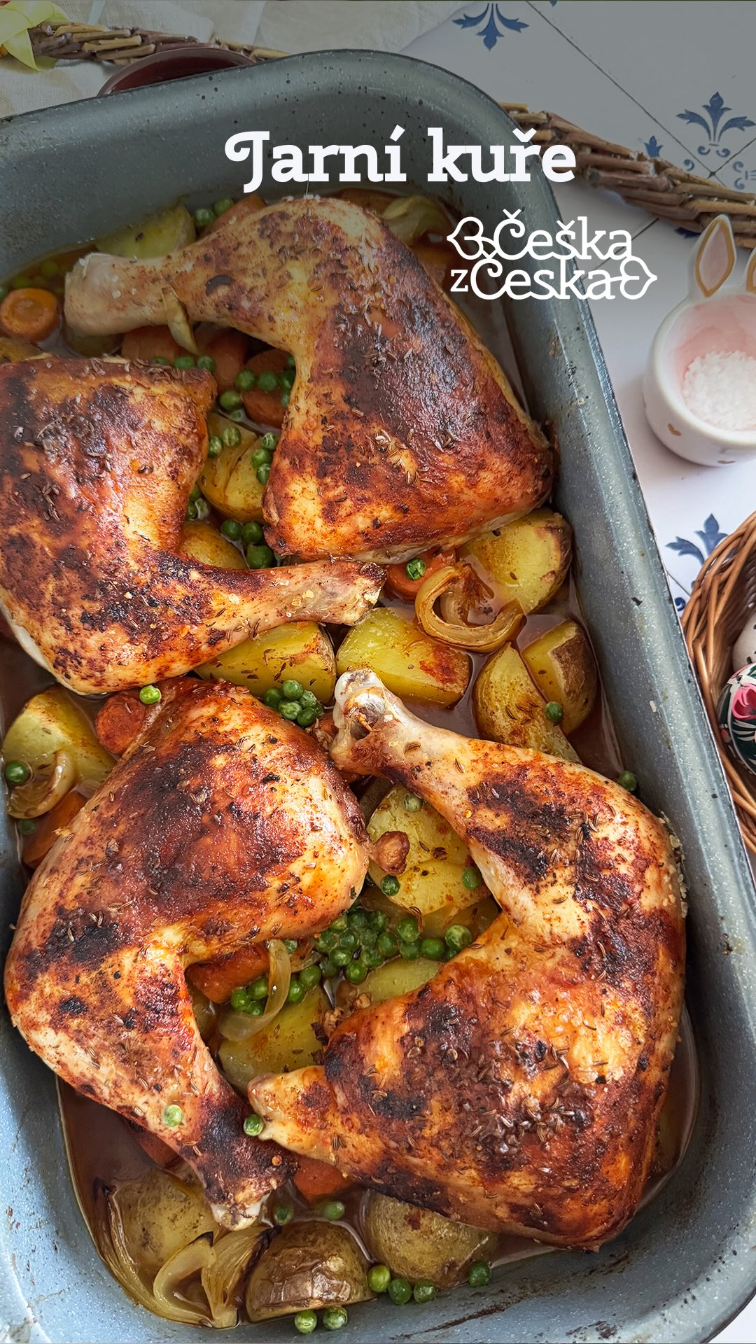 Ideální oběd (nejen) na Velikonoční pondělí,
kdy není čas ani chuť na to být v kuchyni. 🌸🪻😍✌️

Dopoledne během chvilinky připravíte s minimem zašpiněného nádobí a po cca 2-2,5 hod vytáhnete z trouby a můžete servírovat. Kuře peču déle, maso se pak krásně rozpadá od kosti a kůžička je vypečená.🍗👌

Potřebujete (orientačně):
1 celé kuře nebo 4 stehna
máslo
brambory i se slupkou
1 cibule
3 mrkve
mražený hrášek
kmín
pepř
sladká paprika
sůl

1. Nakrájím zeleninu na větší kusy, brambory nechám i se slupkou.
2. Přidám naporcované kuře, které ze všech stran osolím, opepřím, okmínuji a zapráším sladkou paprikou.
3. Na maso položím plátky másla, podliji cca polovinou hrnečku vody/bílého vína/piva nebo cideru a dám péct na 180 stupňů.
4. V polovině pečení maso obrátím, podle potřeby maso polévám výpekem a přilévám trochu vody, aby se tvořil sosík. Na maso přidám v průběhu ještě jednou další plátky másla. Asi půl hodiny před koncem maso obrátím opět kůží nahoru a cca 7 min před koncem přidám mražený hrášek.

Tak co, bude tohle jídlo i vaše velikonoční tradice? 

Sledujte mě pro další jednoduché recepty ➡️ @ceskazceska ♥️

#Velikonoce #recepty #jaro #rychlerecepty reelsrecepty