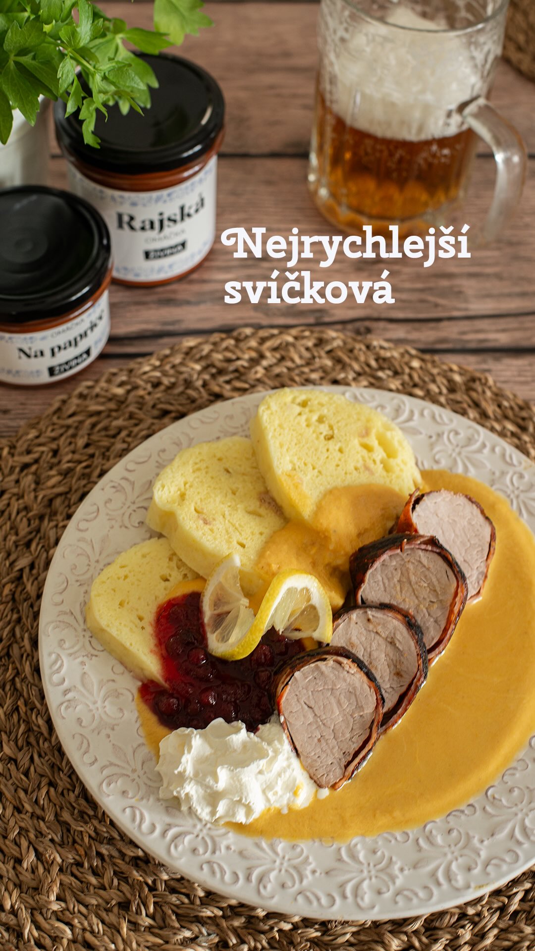 Svíčková omáčka je česká klasika, ale ne vždy je čas nebo chuť strávit několik hodin v kuchyni. ⏰👨‍🍳👩🏻‍🍳

Proto ráda sáhnu po chytrém řešení od Živiny, když chci vařit rychleji, ale pořád kvalitně. Poctivá chuť a minimum práce. I když jsem tentokrát zvolila masovou verzi, moc mě těší, že je omáčka rostlinná a výborně funguje i jako vegetariánská a vegan varianta. 🌱Bezmasé vaření totiž volím ráda a často.♥️ 
@zivina.cz je česká značka, která přináší poctivé produkty pro moderní vaření. Usnadní vám práci v kuchyni, ale na chuti to nepoznáte.👌

#spoluprace #recept #svickova #rychlyobed