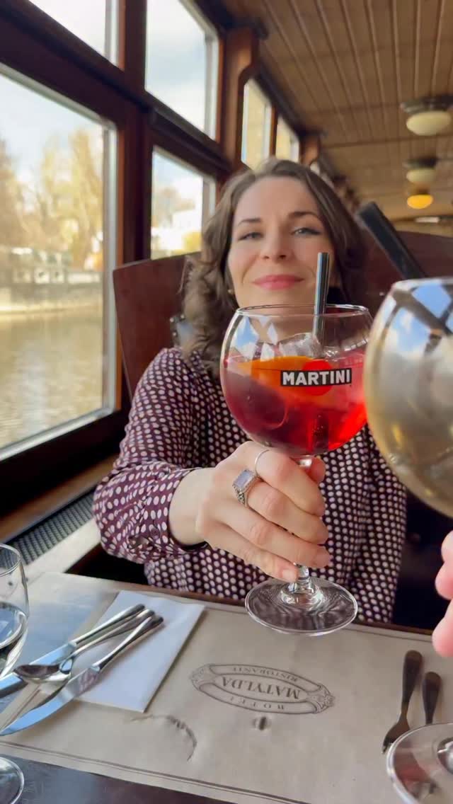 ✨ SOUTĚŽ o vouchery na Restaurant Week ✨

Chcete si užít výjimečný gastronomický zážitek za zvýhodněnou cenu? Teď máte šanci 👇

@restaurantweek_cz probíhá od 17. 3. do 22. 4. 2026 v Praze, Brně a Ostravě. Ve vybraných restauracích si tak můžete dopřát tříchodové menu za speciální festivalovou cenu 790 / 490 Kč + rezervační poplatek 79 / 49 Kč 🤍

My jsme navštívili Botel Matylda a byl to opravdu zážitek — doporučujeme všemi deseti!
V minulých ročnících jsme byli v @karlinska_holka @rimska.pivovar @v_zahrade a vždy jsme byli spokojeni.

Veškeré informace i rezervace jsou na webu Restaurant-Week.cz

🎁 A teď SOUTĚŽ!
Vyhrajte voucher na 2 menu za 790 Kč + rezervační poplatek 79 / 49 Kč na Restaurant Week

Stačí splnit:
1. Napište do komentáře správnou odpověď na otázku:👉 Kolik restaurací je letos do festivalu zapojeno celkem?
2. Sledujte můj profil
3. Dejte like tomuhle příspěvku

📅 Soutěž končí 27. 3. ve 12 hod.🏆 Výherce vyhlásím ve stories a v komentářích pod tímto videem.

#MartiniFieroTonic #Kinley #FromFoodiesForFoodies #RestaurantWeekCesko #spoluprace

⚖️ Podmínky soutěže:
* Soutěž není nijak sponzorovaná, spravovaná ani spojená se společnostmi Instagram ani Facebook
* Účastí v soutěži souhlasíte s jejími pravidly
* Do soutěže se může zapojit osoba starší 18 let s doručovací adresou v ČR
* Výhra není právně vymahatelná a nelze ji směnit za hotovost