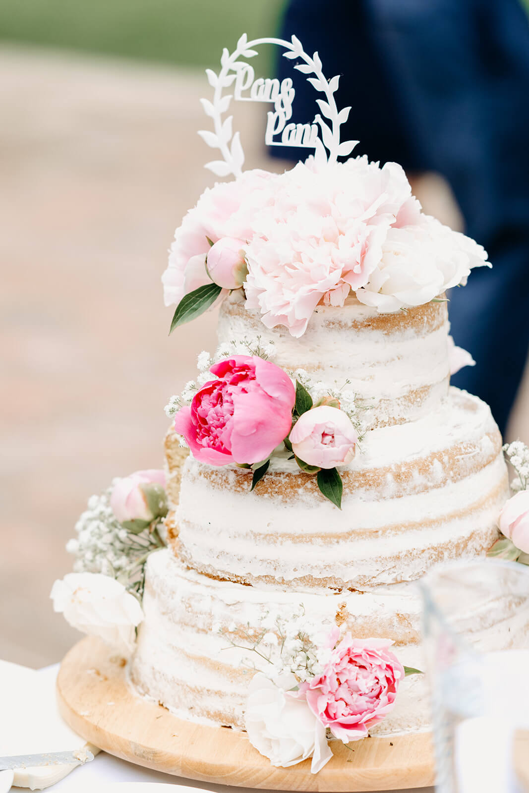Svatební dort zdobený květy pivoněk