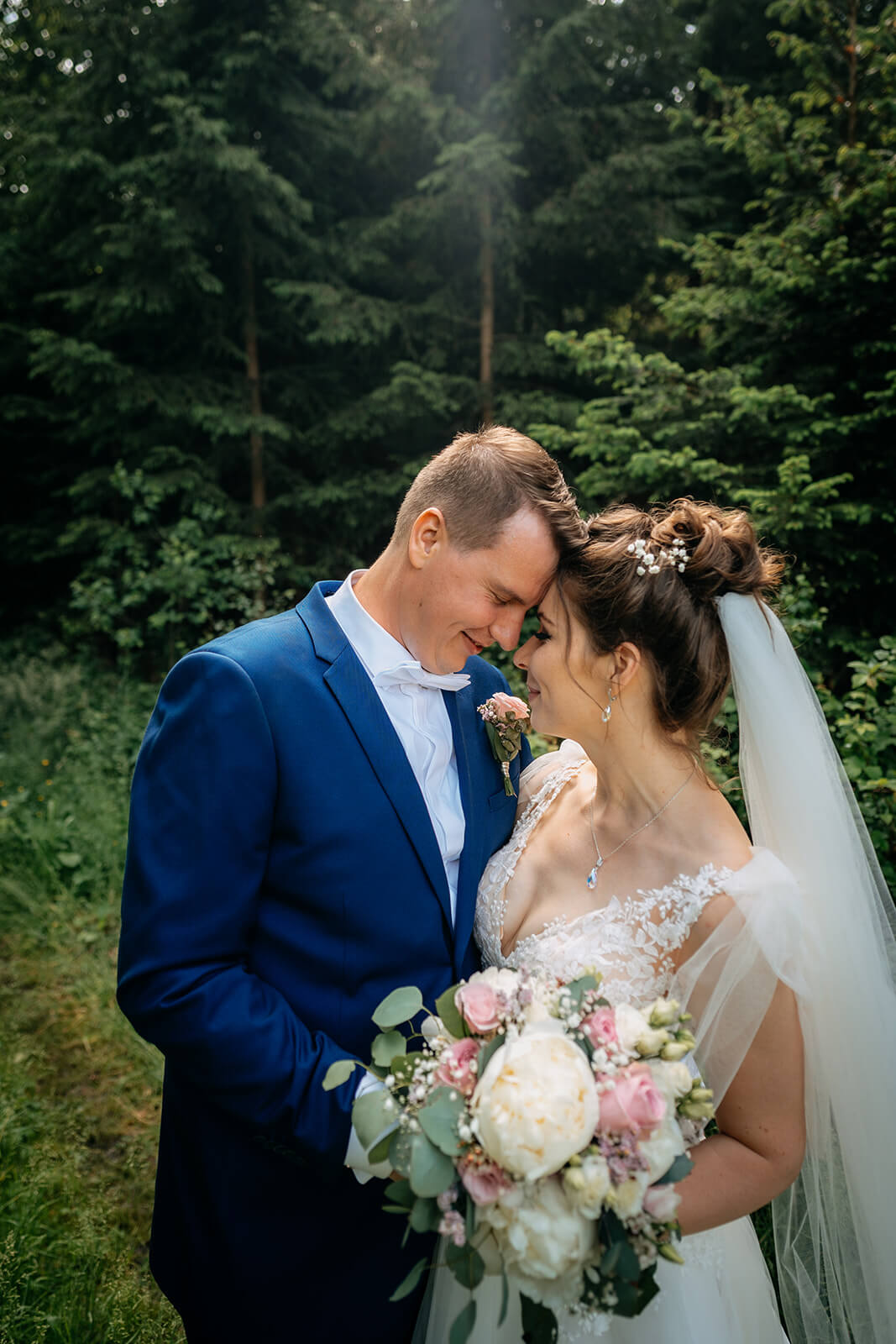 Nevěsta a ženich v lese