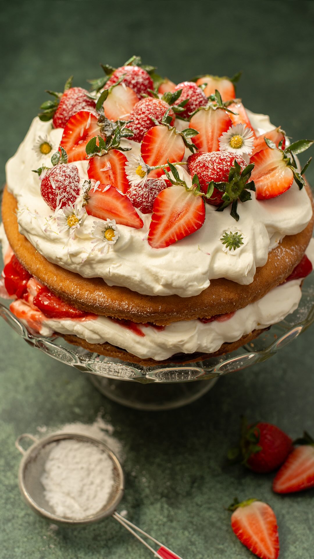 Jednoduchý jahodový dort, kterým uděláte radost třeba mamince. 💐Uložte si ho, Den matek se blíží. 🍰

Pokud chcete celý recept krok za krokem, napište mi do komentáře slovo Dort a já vám ho pošlu. 💌

Vypadá jako z cukrárny, ale zvládnete ho připravit mnohem jednodušeji, než si možná myslíte.

Do krému jsem použila Lučinu, díky které je krásně jemný a zároveň drží tvar. Žádné složité postupy ani stres.🙌

*Spolupráce @svet_syru @moje_lucina #denmatek #dort #videorecepty #sladkerecepty #recept