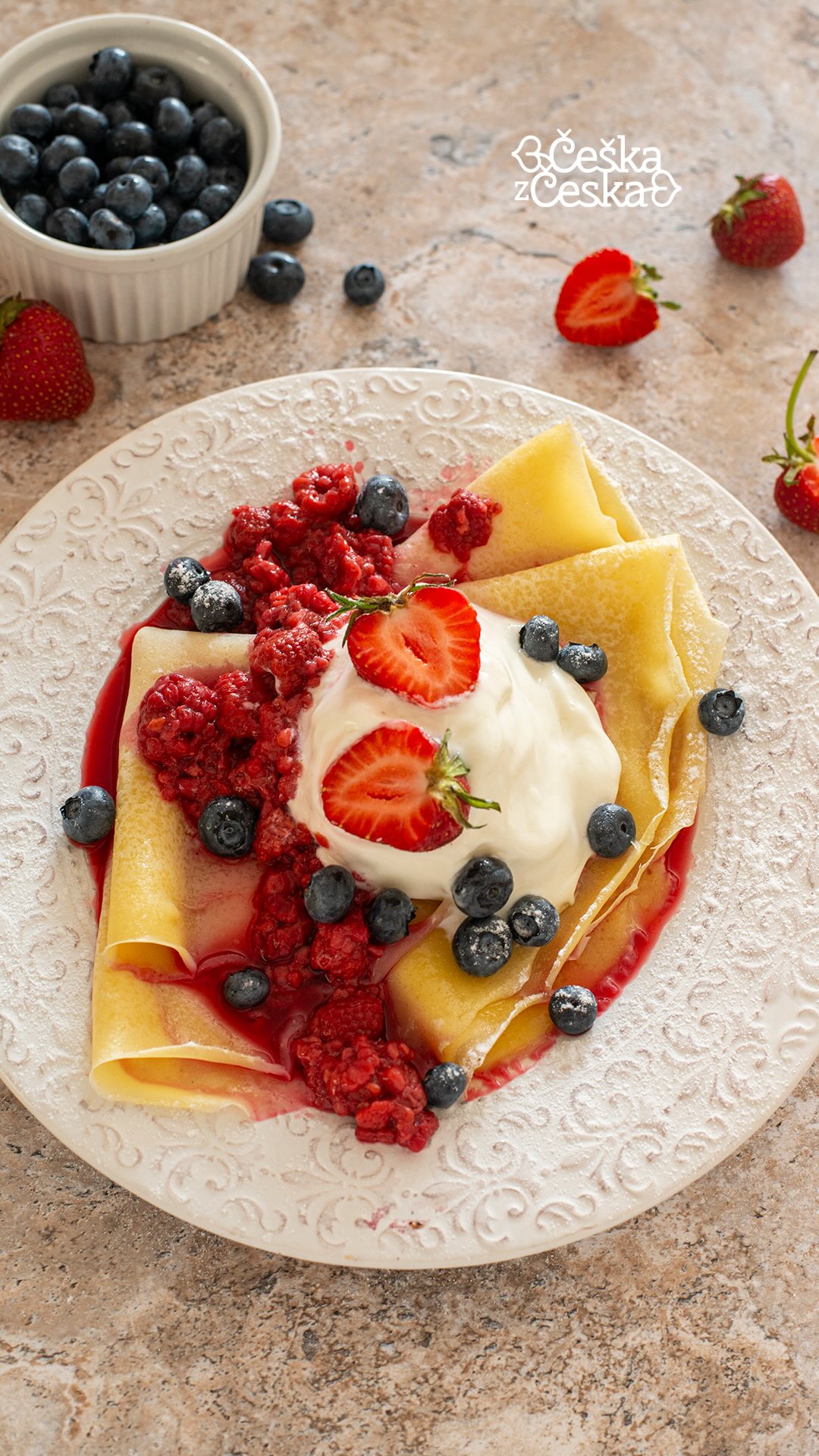 Jaké jídlo vám nejvíc připomíná dětství? Podělte se o něj v komentářích. 🥰

Recept na palačinky:

2 hrnky hladké mouky 2 hrnky mléka 2 vejce 3 lžíce cukru špetka soli Tvaroh s moučkovým cukrem, marmeláda nebo rozvar z ovoce libovolné čerstvé ovoce (meloun, banán, jahody, borůvky,...) máslo nebo olej na smažení

Vejce v míse vyšlehám, přidám cukr a špetku soli. Přiliju část mléka a postupně přisypávám mouku. Vše promíchám do hladkého těsta a podle potřeby postupně přilévám zbylé mléko. Celkem použiju až 2 hrnky mléka, podle savosti mouky. Pánev lehce potřu máslem nebo olejem. Těsto nalévám na rozpálenou pánev a palačinky opékám z obou stran dozlatova.

Recept si uložte a sledujte mě pro další jednoduché české recepty➡️ @ceskazceska ❤️

#recept #recepty #videorecept #ceskeleto #prazdniny