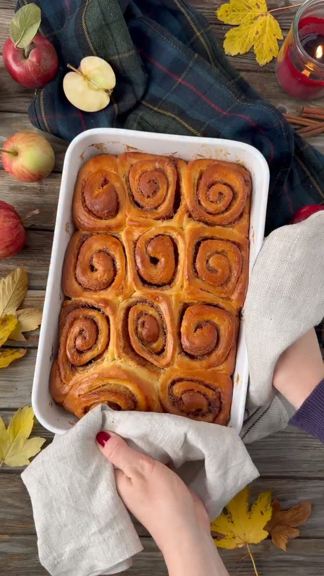 Nejlepší skořicové šneky - recept si rovnou uložte 👌🍂

Není to český recept, ale je tak skvělý, že si ho sem musím uložit i pro sebe. ♥️

Těsto:

180 g vlažného mléka
12 g droždí
50 g krupicového cukru
1 vejce
1 žloutek
60 g změklého másla
360 g hladké mouky
4 g soli

Do mísy nalijte vlažné mléko, rozdrobte droždí a přidejte cukr. Nechte droždí chvíli aktivovat, poté přidejte vejce, žloutek a změklé máslo. Nakonec zapracujte mouku a sůl. Vypracujte hladké, pružné těsto, přikryjte ho utěrkou a nechte kynout na teplém místě přibližně 1 až 1,5 hodiny.

Náplň:

80 g změklého másla
130 g třtinového cukru
5 g mleté skořice

Změklé máslo smíchejte s cukrem a skořicí do hladké pasty.

Poleva:

120 g mascarpone
42 g změklého másla
2 g vanilky
90 g moučkového cukru

Mascarpone vyšlehejte se změklým máslem, přidejte vanilku a postupně zašlehávejte moučkový cukr. Hotovou polevu uložte do lednice, aby zchladla a zpevnila se.

Pečení:

Pečte v horkovzdušné troubě při 170 °C asi 20 min. Délku pečení přizpůsobte své troubě.

Pro více skvělých receptů sledujte můj profil @ceskazceska 

#recept #skoricovesneky #videorecept #podzimnirecepty #recepty
