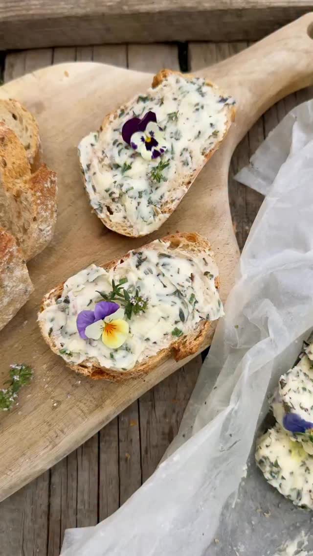 Bylinkové máslo s jedlými květy 🌱🪴

Naprosto jednoduchý a skvělý recept, který promění obyčejný chleba, brambory nebo grilovanou zeleninu v letní dobrotu ☀️

Stačí vám:
1 kostka másla
špetka soli
čerstvé bylinky - pažitka, petržel, tymián, oregano apod. 
jedlé květy – sedmikrásky, pažitkové květy, měsíček, violky, lichořeřišnice nebo pampelišky 🌼

Máslo nechte povolit, vše nasekejte, promíchejte a hotovo.👍 

Sledujte mě pro další jednoduché a rychlé recepty z lokálních surovin ➡️@ceskazceska ♥️🙌

#bylinky #bylinkovemaslo #lokalnirecepty #jedlekvety #recepty
