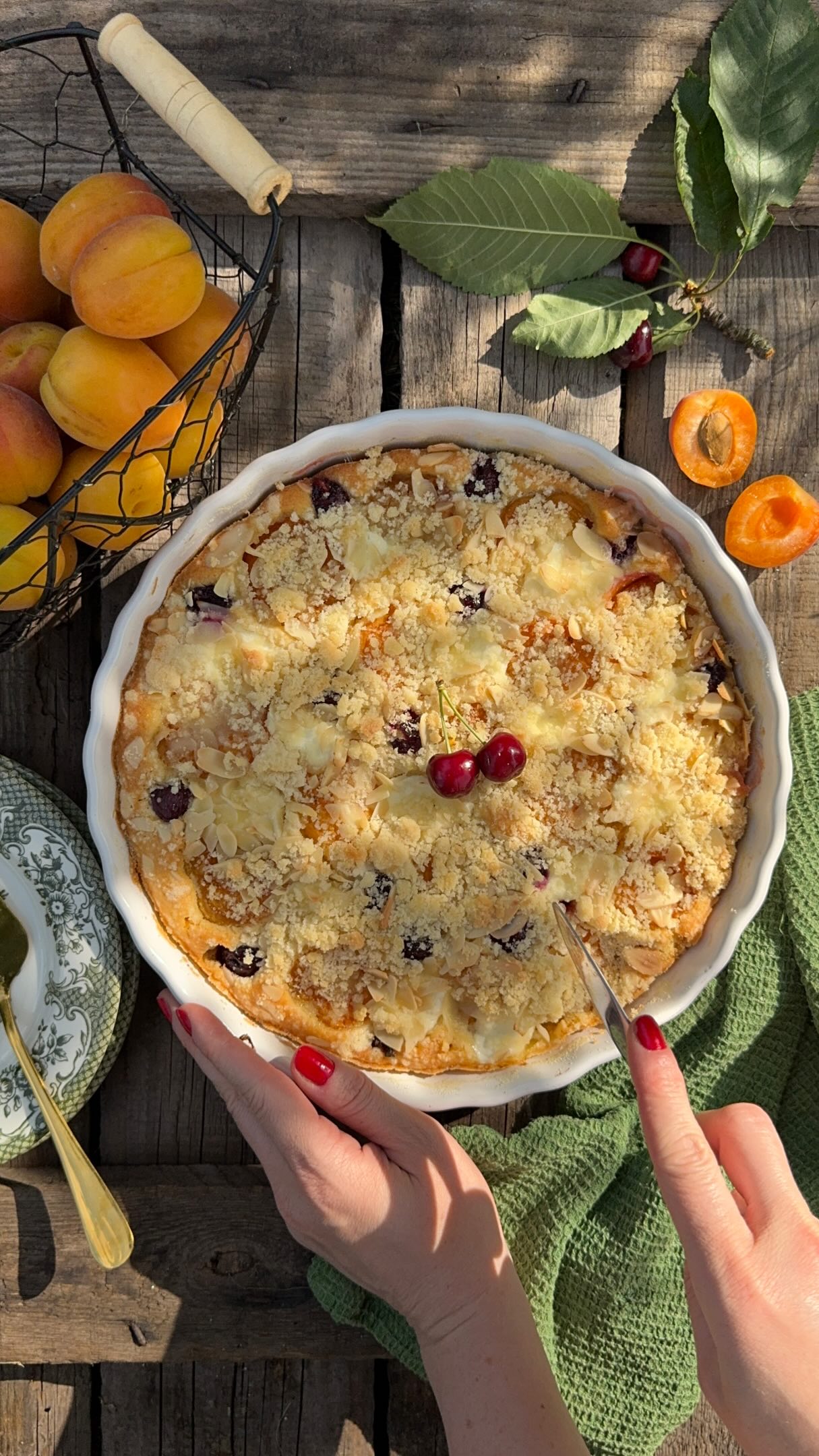 Stačí vám tenhle recept + přidat ovoce, které zrovna zraje. 🍓🫐 🍒🍑 Výsledkem je výborná, jednoduchá, vláčná a pokaždé trochu jiná buchta. 👌 

BUBLANINA nebo KOLÁČ? Napište mi do komentářů, jak tomuhle moučníku říkáte vy.🤔

3 vejce
1 hrnek (200 ml) třtinového cukru
200 ml mléka
200 ml oleje
2 hrnky polohrubé mouky
1 balení kypřícího prášku
Sezónní ovoce
Máslo a kokos, strouhanku nebo hrubou mouku na vysypání formy
1 tvaroh (používám v sáčku i ve vaničce, jak kdy)

Na drobenku:
Plátky mandlí
1/3 kostky másla
Hrubá mouka
Moučkový cukr

1. Vejce prošlehám ručním šlehačem s cukrem. Postupně zašlehám ostatní tekuté ingredience.
2. K tekutým ingrediencím přidávám sypké ingredience a důkladně je prošlehám (nemusíte používat spotřebič, stačí vařečka, ale nejde si pozor, aby v těstě nezůstaly hrudky).
3. Plech vymažu máslem a vysypu strouhankou, kokosem nebo hrubou moukou. Předehřeji troubu na 170 °C.
4. Lžičkou dávám tvaroh na těsto a ovoce.
5. V malé misce prsty smíchám ingredience na drobenku tak, aby se vznikly hrudky.
6. Bublaninu posypu plátky mandlí a drobenkou. Peču asi 30 - 40 min dozlazova.

Sledujte mě pro další recepty ➡️ @ceskazceska♥️

#recepty #recept #bublanina #rychlerecepty
