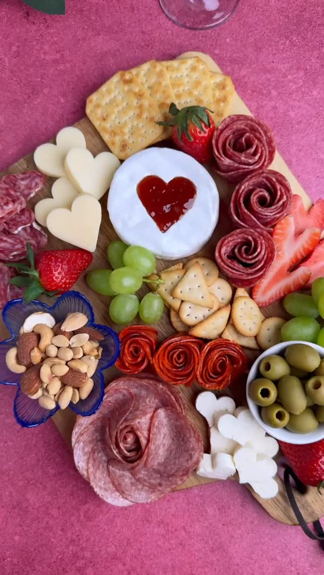 Tip na servírování sýrovo-uzeninového prkénka. Třeba na První máj, svátek lásky. 💘

Přesný postup krok za krokem najdete na webu (odkaz v biu). Stačí do komentáře napsat „Recept“ a já vám pošlu přímo odkaz do DM. 💌

Video si uložte, ať se k němu můžete vrátit, a sledujte mě pro další inspiraci 👉 @ceskazceska ❤️

*Spolupráce se @svet_syru a @kral_syru_hermelin 

#servirovani #recept #svateklasky #prvnimaj #inspirace