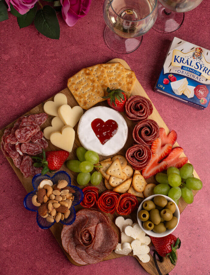 Inspirace na servírování sýrovo-uzeninového prkénka