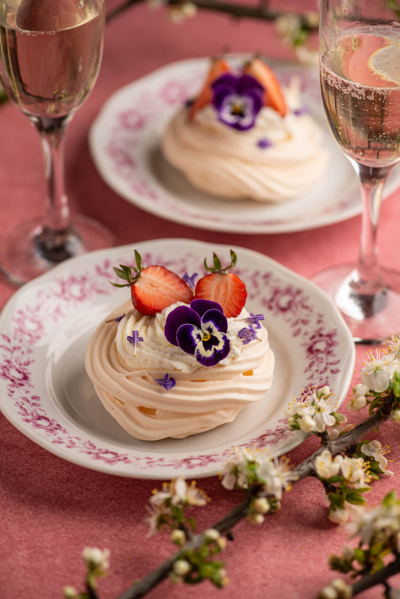 Mini pavlova s krémem a ovocem neboli sněhové pusinky